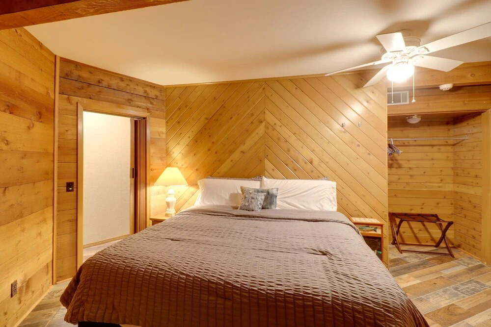 Family-friendly Riverfront Manor on the Little Red