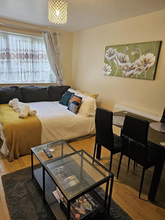 Inviting 1-bed Apartment in London, Near Hotsput