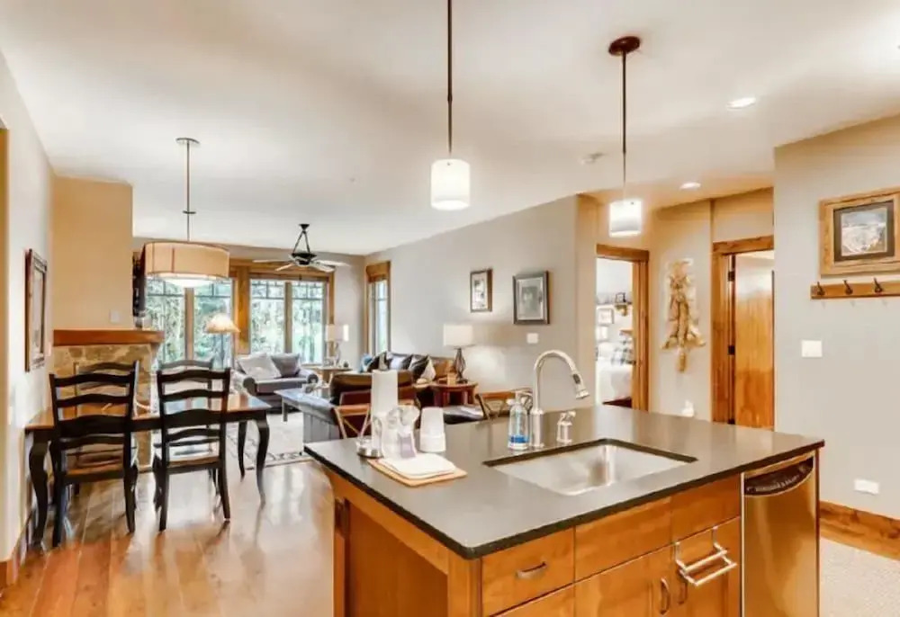 Luxury 2 Bedroom Mountain Vacation Residence With Hot Tub, Pool, and Easy Access to Ski Slopes