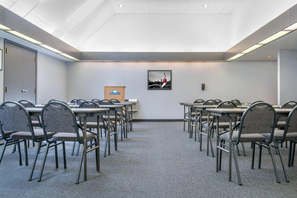 Days Hotel by Wyndham University Ave SE