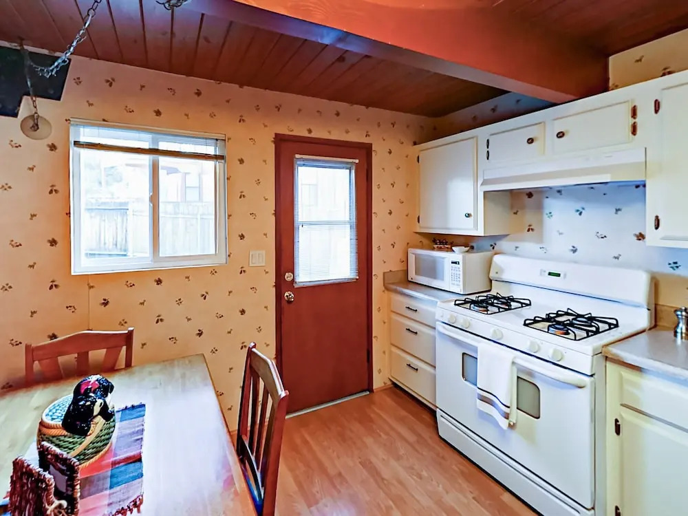 1027 Pine Mountain Drive Home 3 Bedrooms 2.5 Bathrooms Home