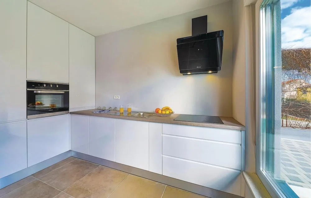 Five-Bedroom Holiday Home In Kastel Kambelovac