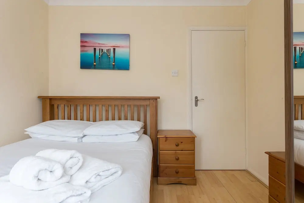 2 Bedroom House Near Wapping Station