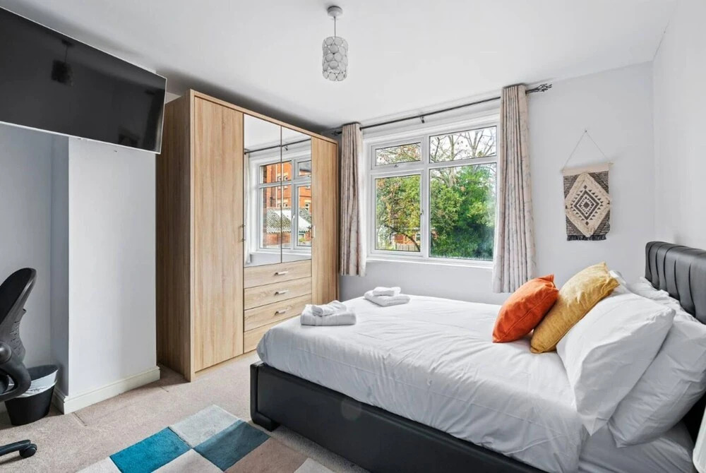 Stunning 5 Bed House in Leeds Contractors Welcome