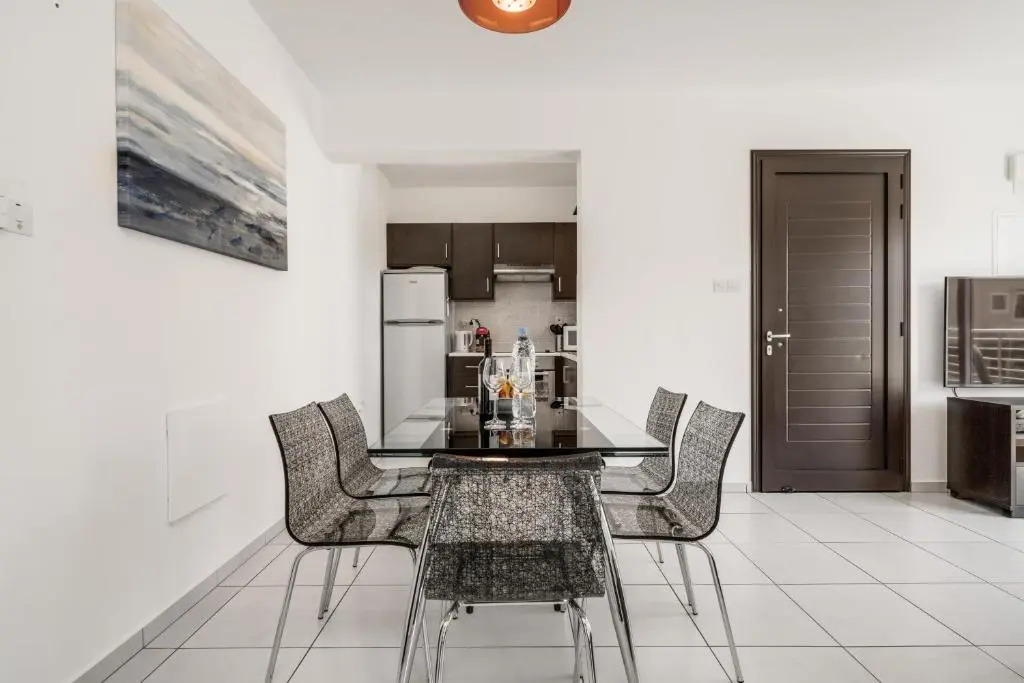 Lovely 2 Bedroom Family Apartment w/ Pool