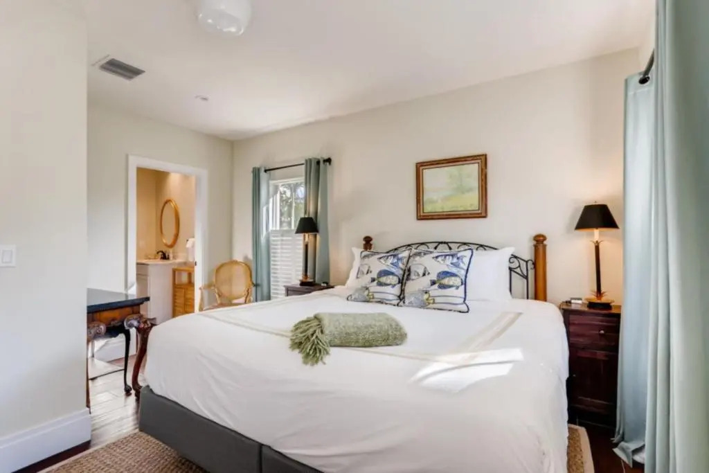 The Pink House - Bask in Style Steps from the Convention Center