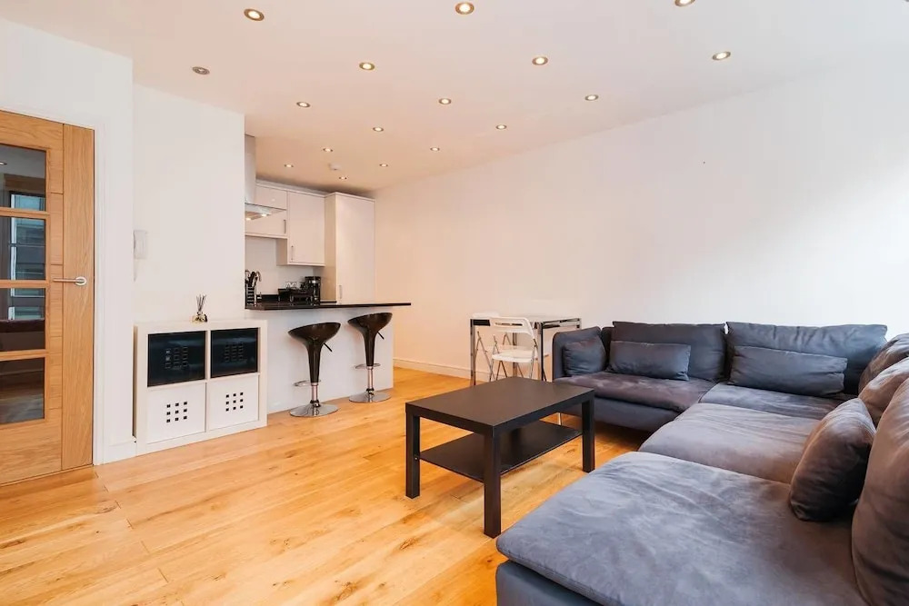 Bright New Flat Perfect Location!