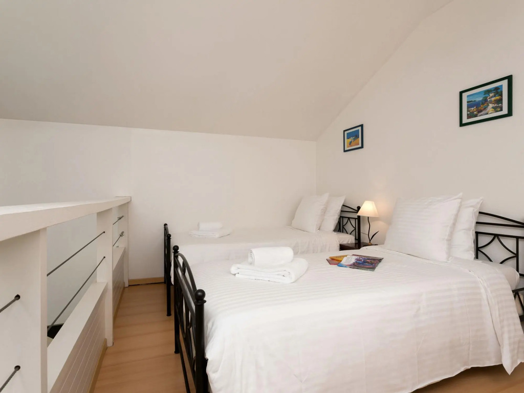 Luxury villa with a large garden near Etang de Laprade
