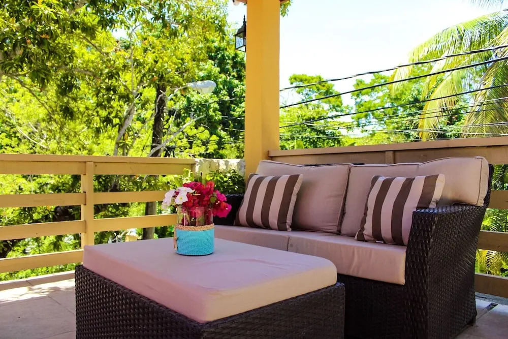 Rock Point Villas Vacations Rentals Sandy Bay, Roatan, Honduras.c.a