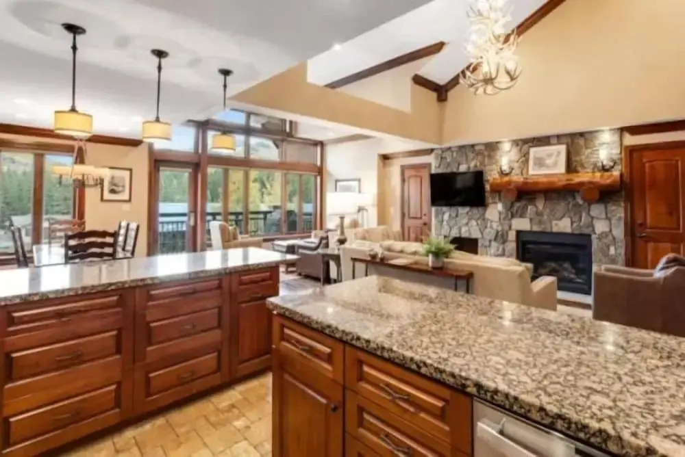 Ski In, Ski Out 3 Bedroom Condo at the Eagle Bahn Gondola With Slopeside Pool