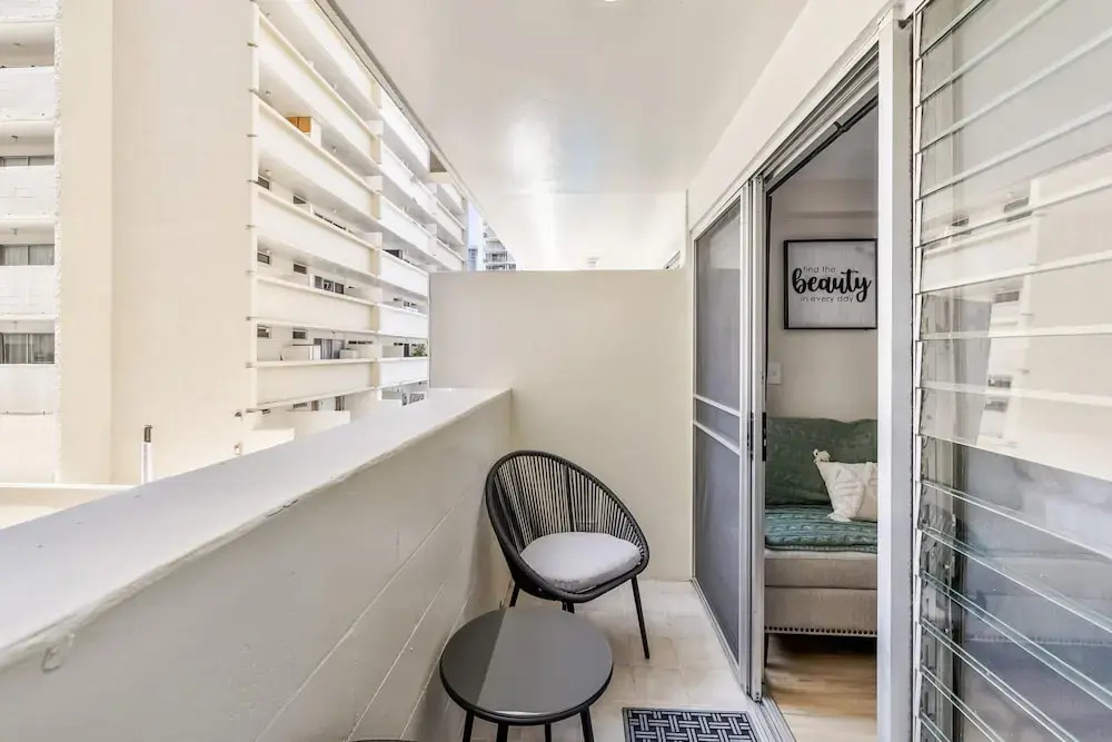 Bright Cozy Condo Unit With Balcony