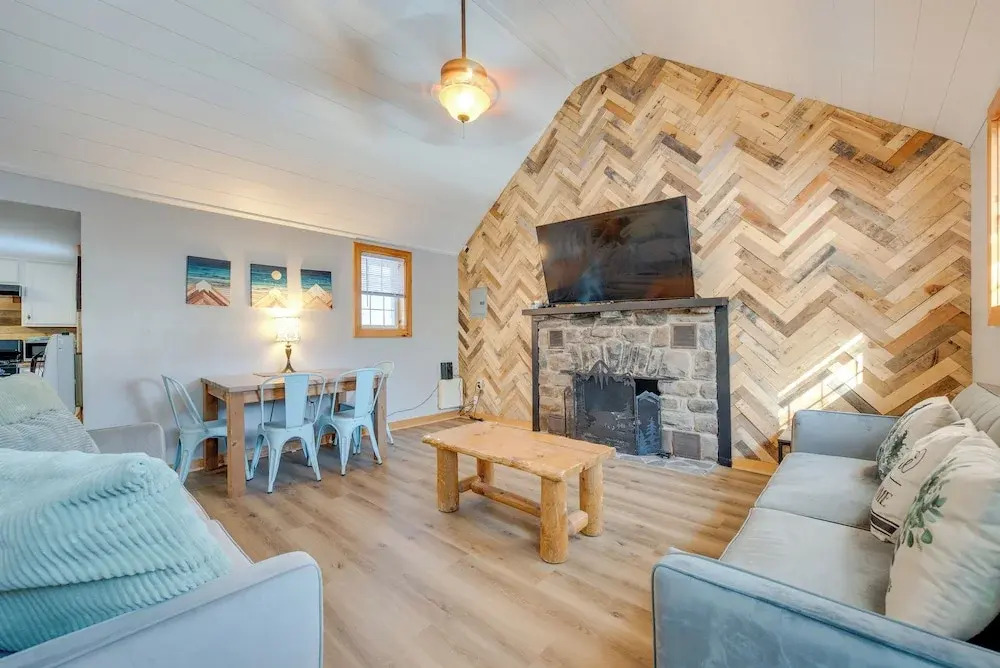 Pocono Couple's Getaway! Cute Cabin on 8 Acres