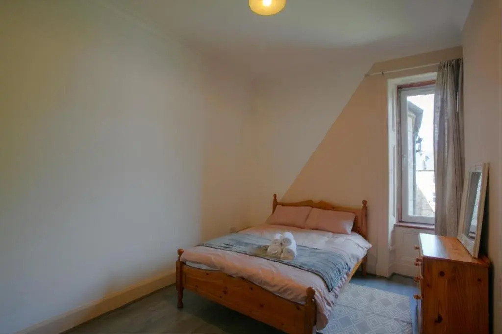 Spacious 3-Bed Apartment for Small Large Groups Close to BBC SSE Central Glasgow West End Free Parking