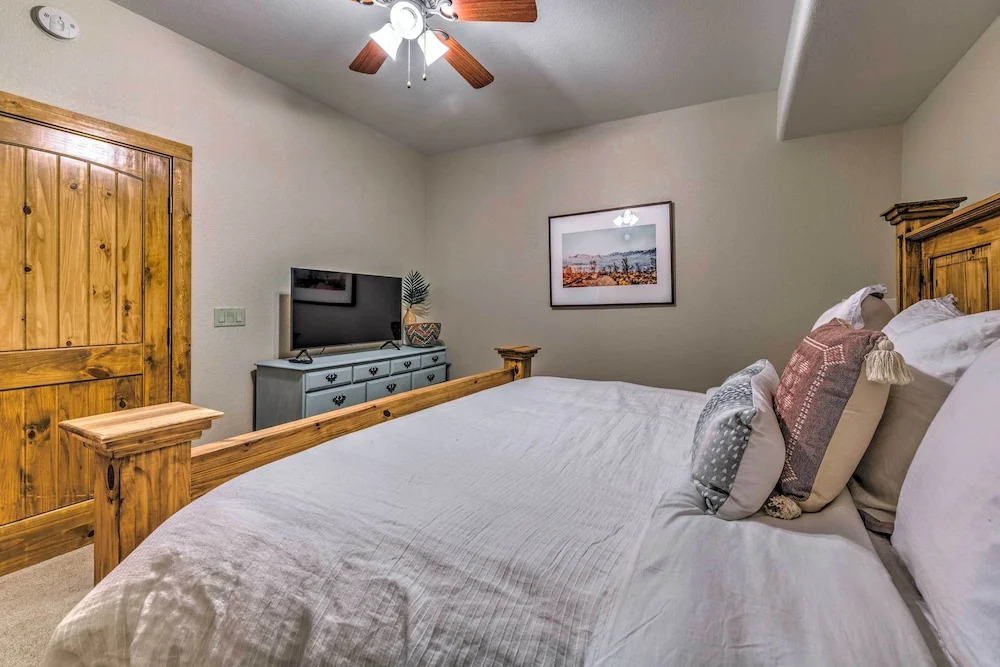 Luxe Ruidoso Home w/ Hot Tub + Mountain Views