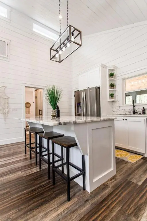 NEW! "Moonlight Rest" Luxury Couples Cabin, 1 Bdrm, 1 Bth, Sleeps 4 Hot tub