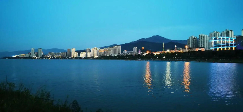 7 Days Premium Hotel (Chongqing Kaizhou District Government Square)