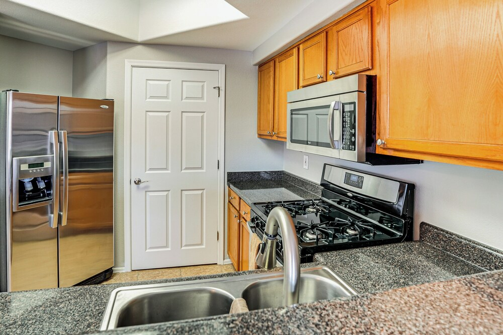 Quiet Phoenix Condo Near Westgate & Hiking Areas