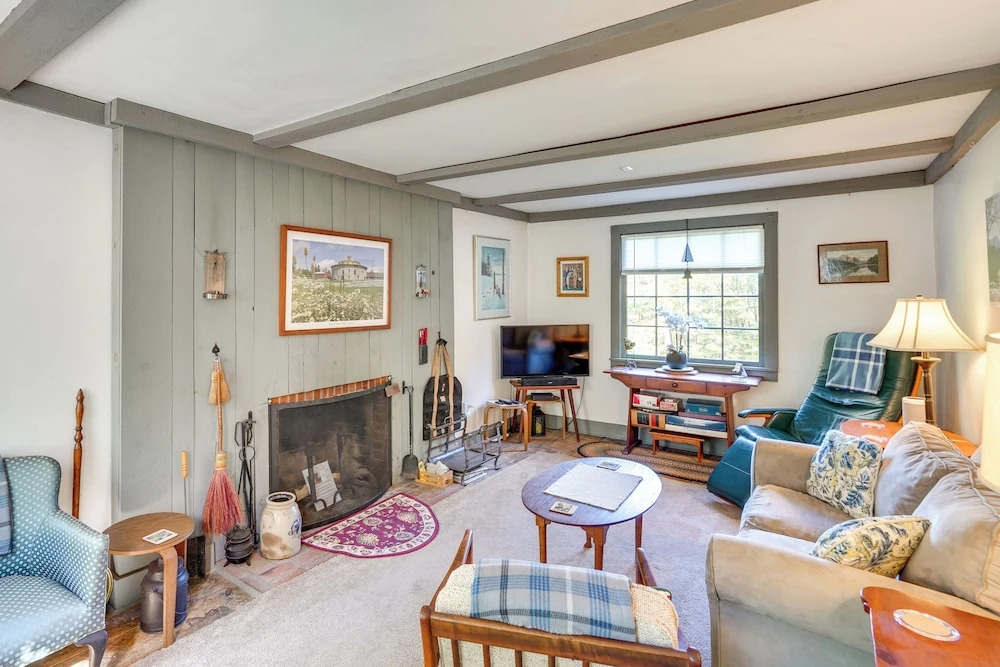 Tranquil 3 BR Stockbridge House w/ Private Deck!