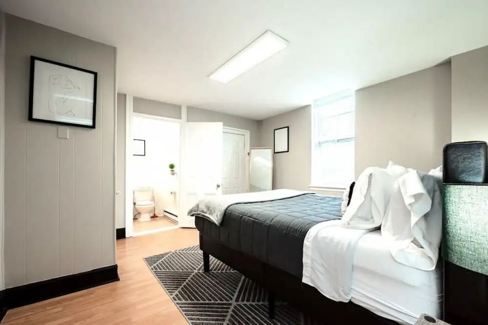 The Terrace at Park Place 2nd Floor Walk up -cozy 2 Bedroom Fast Wifi Free Coffee