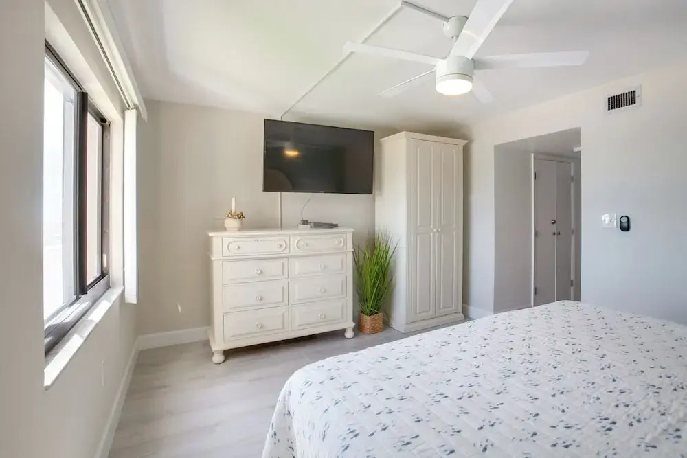 4 Mi to Lovers Key SP: Modern Condo w/ Ocean Views