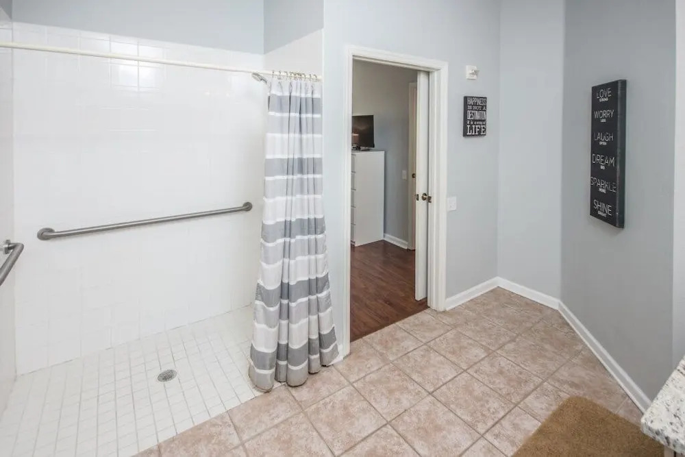 Wheelchair Friendly Newly Renovated 15 Min/disney 3 Bedroom Condo
