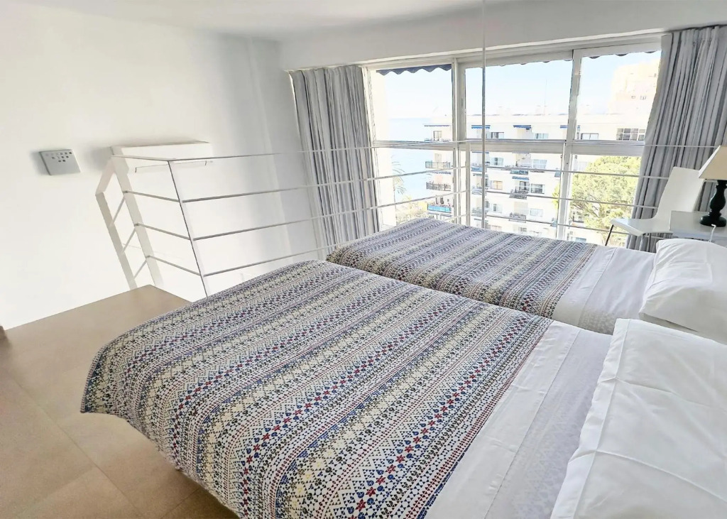 Skol 302 Super One-bedroom Duplex with Sea Views