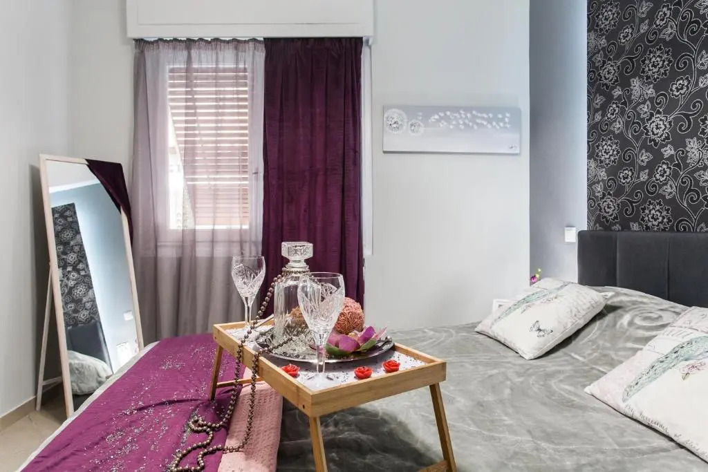 Safe, Central, Smart Double Rooms in apartment, next metro station walk to Acropolis