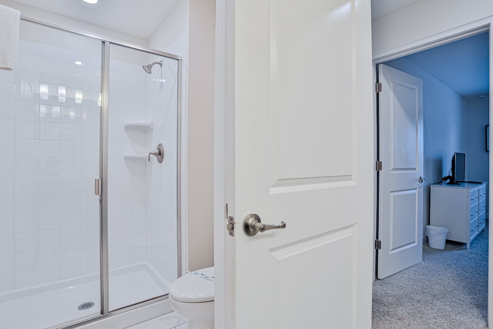 Modern Townhome With Private Pool, hot Tub, Central AC, and Private Washer/dryer