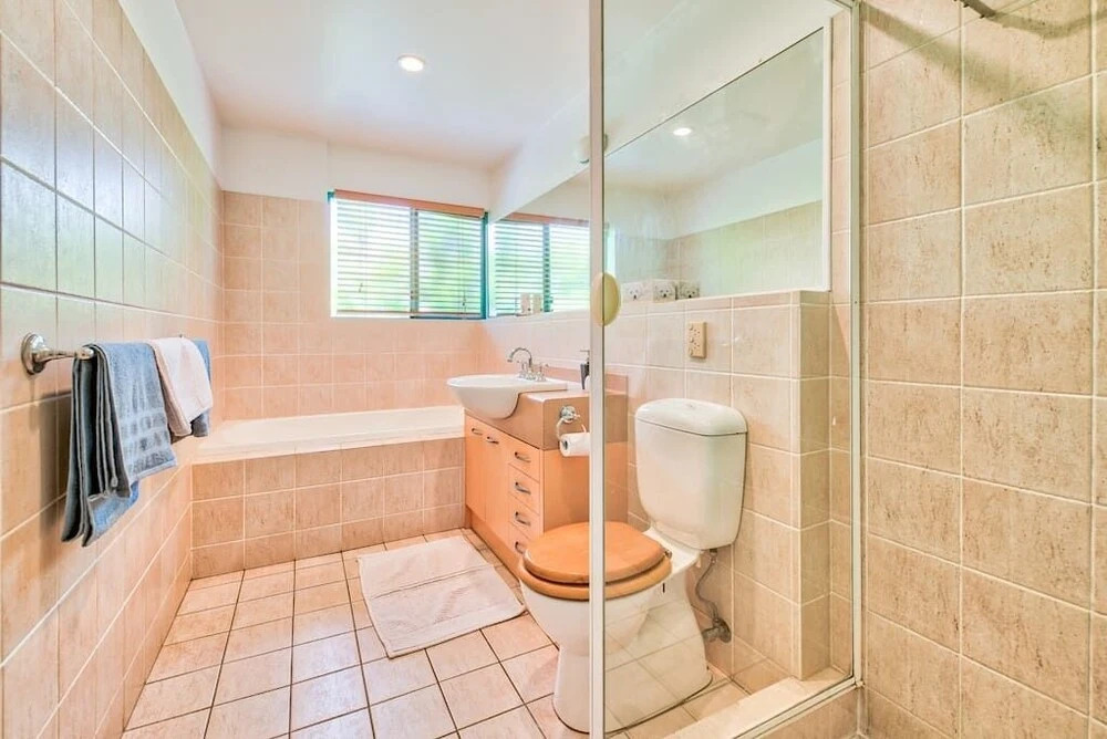 Spacious Home In New Farm For 6 W/ Parking