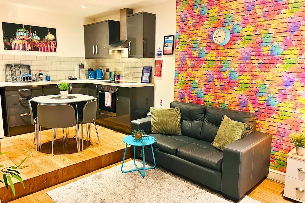 Rainbow Studio - Spacious City Centre - Close to sea - Sleeps 1 to 3 Guests