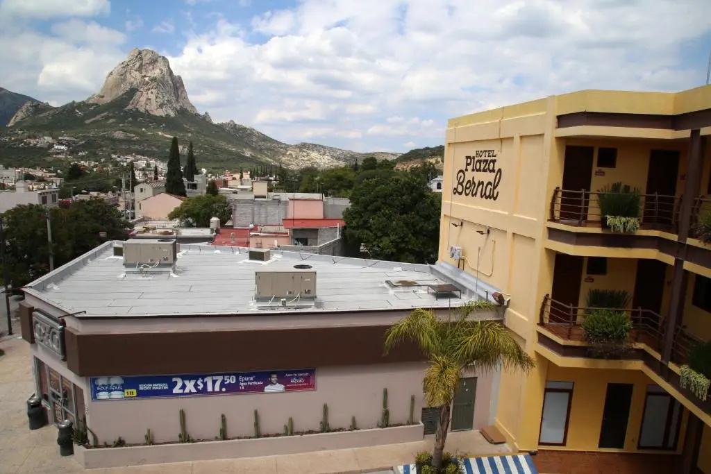 Hotel Plaza Bernal