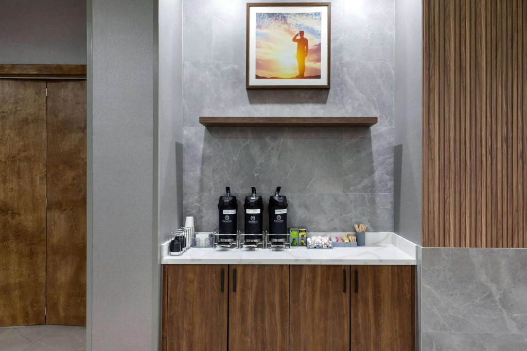 La Quinta Inn & Suites by Wyndham San Antonio at the RIM