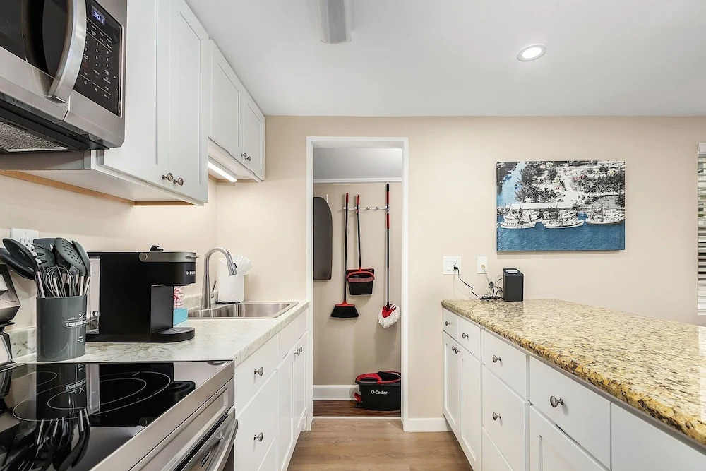 1030 Second Street 1 Bedroom Home by RedAwning