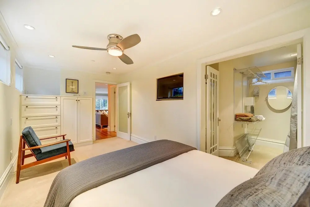 "the Fremont Lookout" W/ Deck & Gourmet Kitchen! 2 Bedroom Apts by Redawning