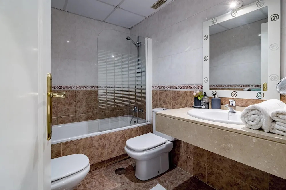 LCR4 - Large 3 bed apt close to beach, port