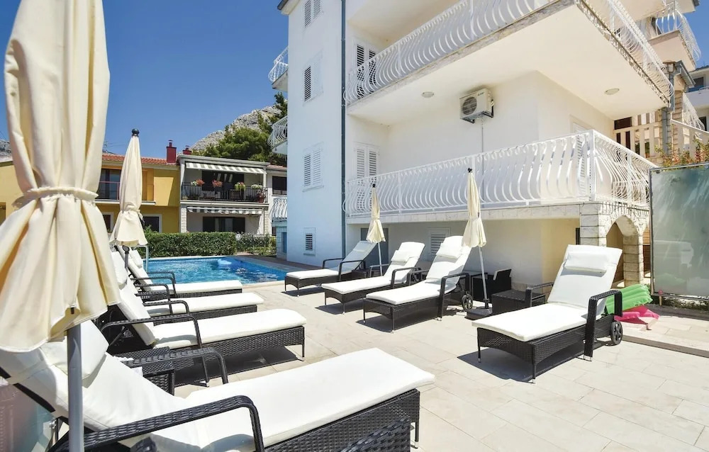Nice Home in Podstrana With Wifi and 4 Bedrooms