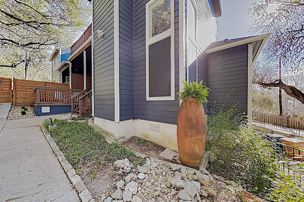 3BR Airy and Open Austin House by RedAwning