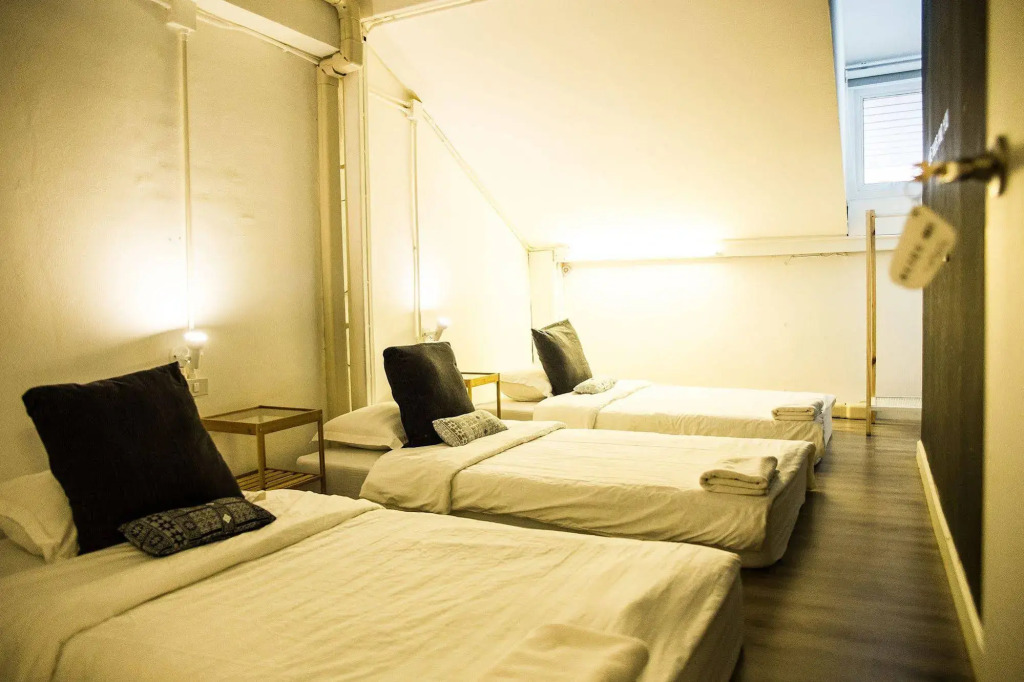Two Gals And The Pig Boutique Hostel