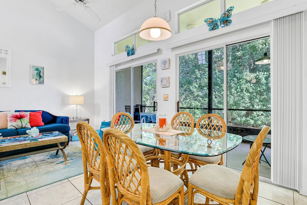 Breezy Townhouse With a Pool, hot Tub, Patio, Central AC, and Washer/dryer