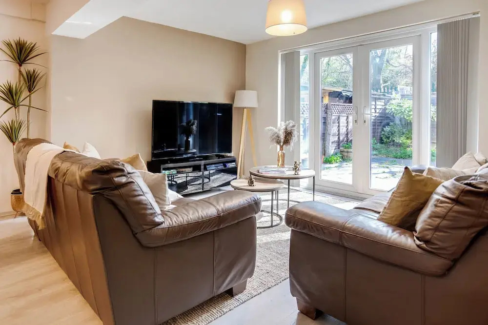 Spacious 4-bed, Free Parking, Short or Long Stays