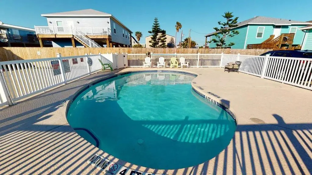 CDR109 Salt Therapy 3 bedroom 3 bath Newly Remodeled, BEACH home with Shared POOL