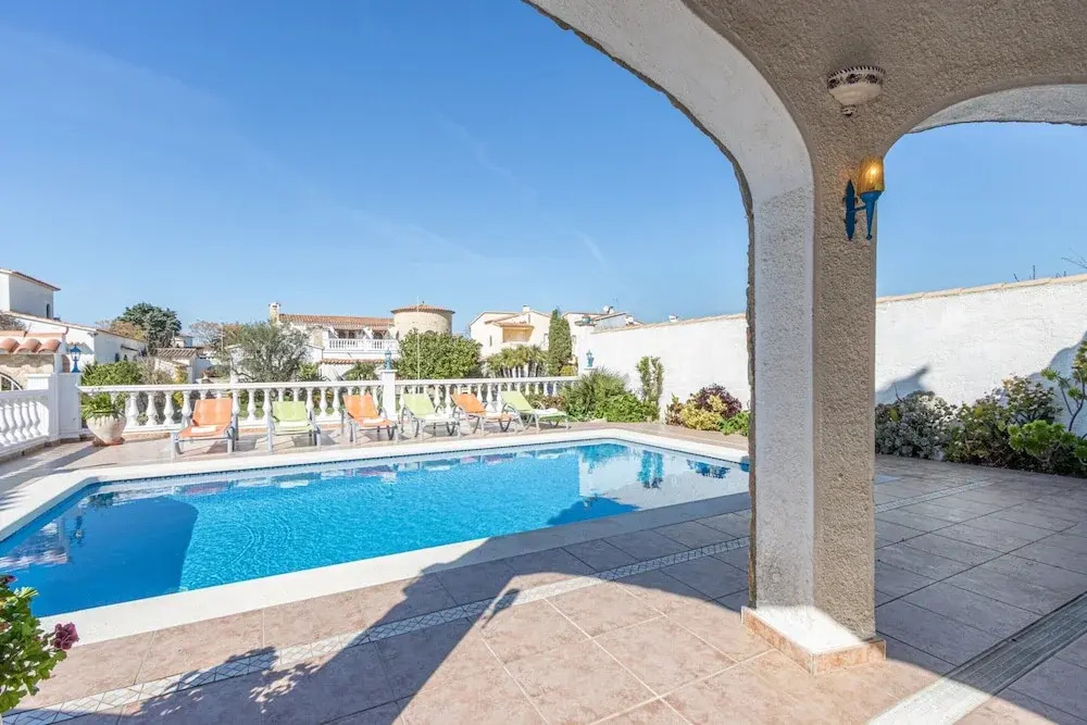 Apartment in Empuriabrava Near Sandy Beach