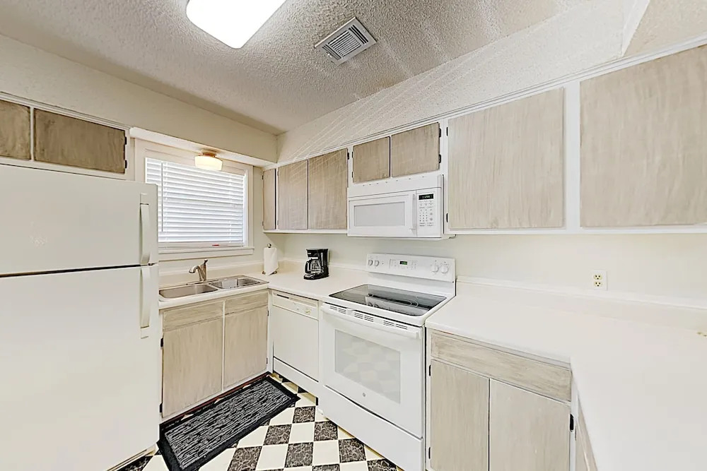 New Listing! Beachside , 1 Block To Waves 2 Bedroom Townhouse
