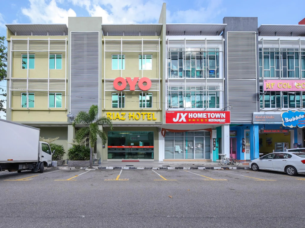 OYO 89839 Riaz Hotel