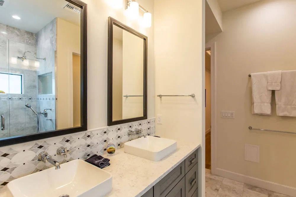 Sorrento Luxury Vacation Home: Expansive 5-Bedroom, 4.5-Bath Retreat with Private Pool, Hot Tub, and Pet-Friendly Accommodations – Just a Short Walk from Stunning Vanderbilt Beach