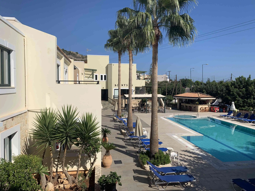 Dionysos Apartments & Studios