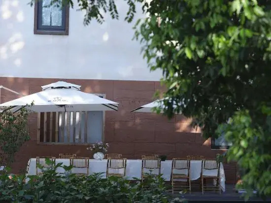 Shanghai Front and Back Courtyard Boutique Hotel (Outlets Store)