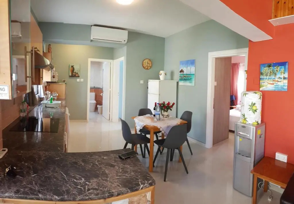 2 bedroom ground floor apt, 5 minutes walk from the beach