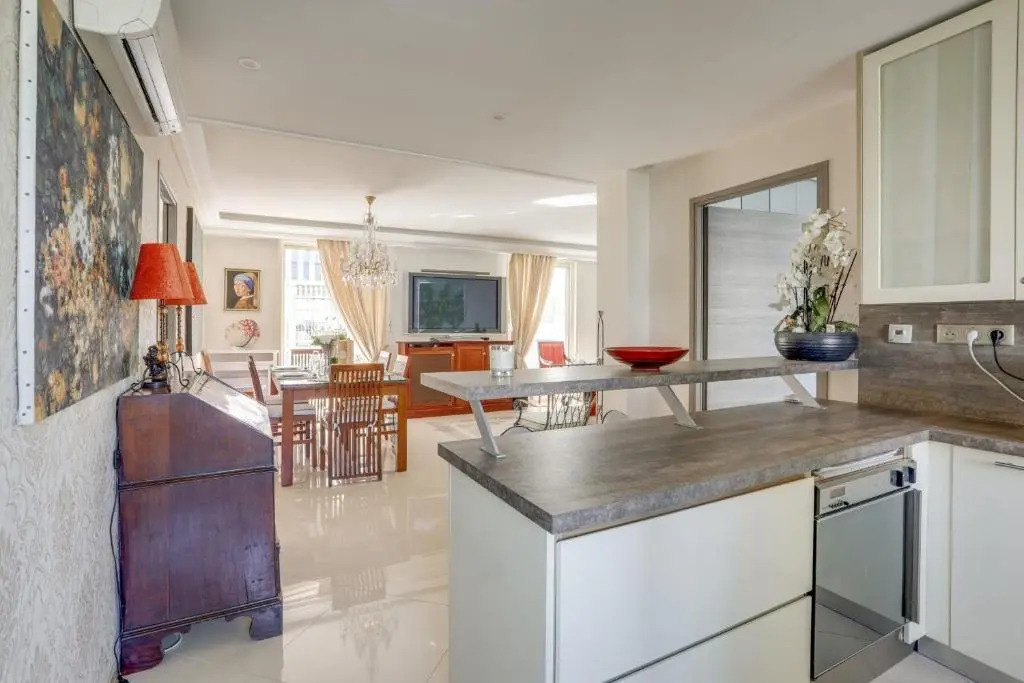 Luxurious Cosy 2 Bdrm Apartment Near Martinez by Olidesi