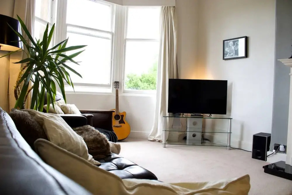 2 Bedroom Flat In Comely Bank